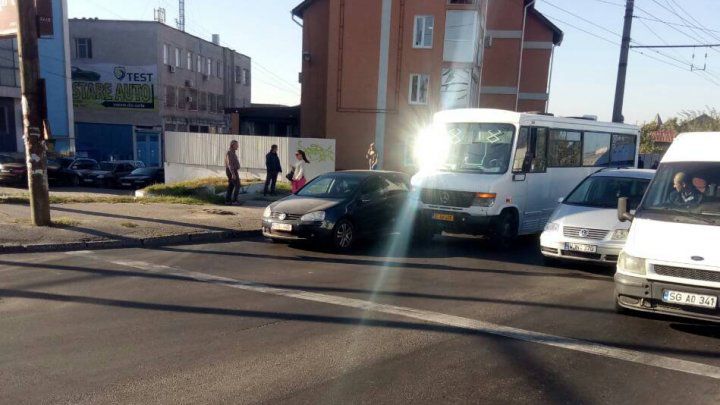На Телецентре столкнулись микроавтобус и легковой автомобиль