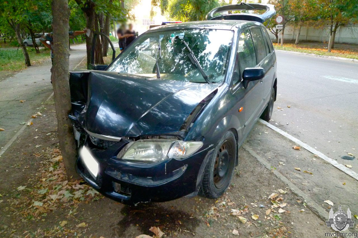 В Тирасполе водитель не справился с управлением и врезался в дерево