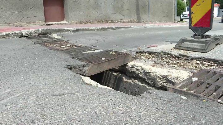 Очередная неприкрытая яма в центре столицы представляет опасность для горожан