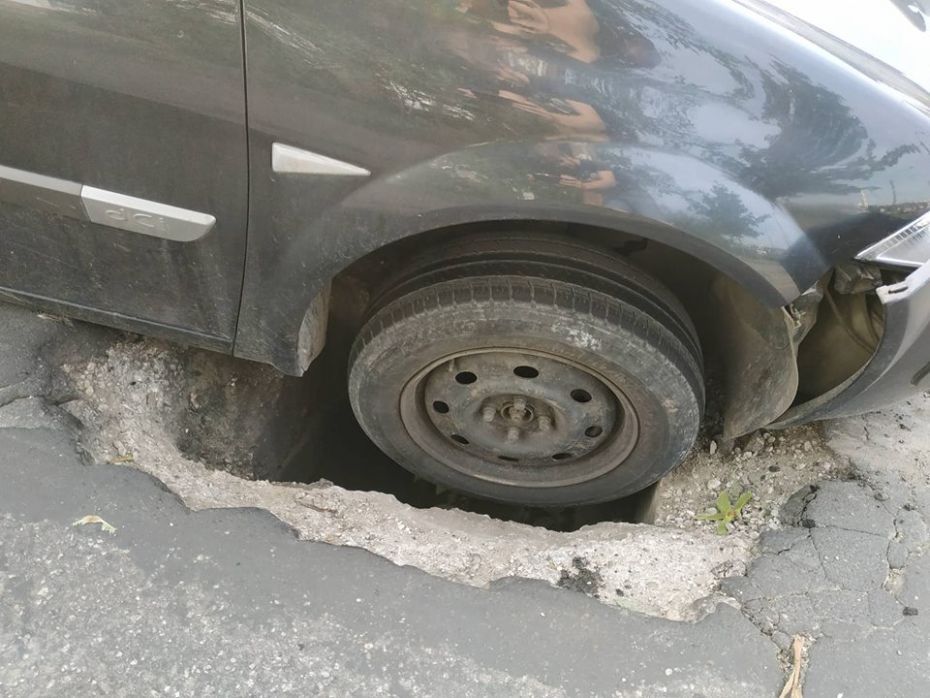 В Кишиневе водитель угодил колесом в злополучную яму и застрял