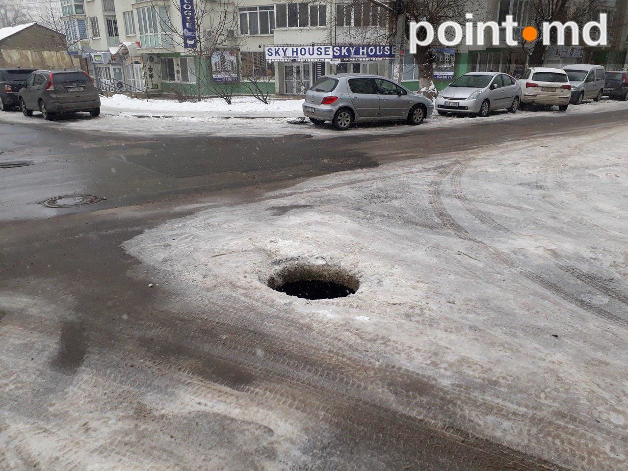 Capcană periculoasă: Gură de canalizare fără capac în mijlocul drumului