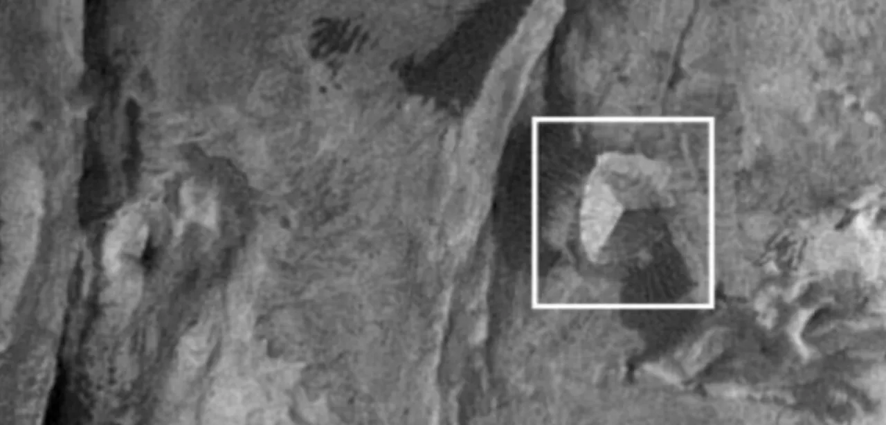 Больше, чем в Египте: на снимках Марса обнаружили гигантскую трехгранную пирамиду