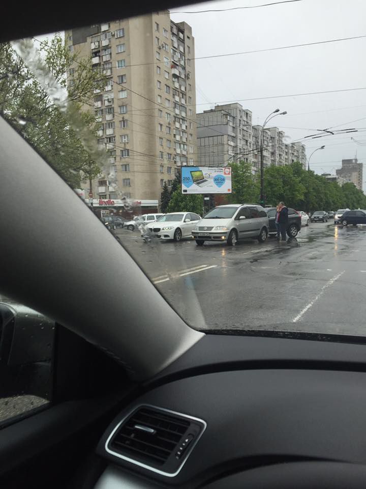 В Кишиневе небольшой дождь создал транспортный коллапс