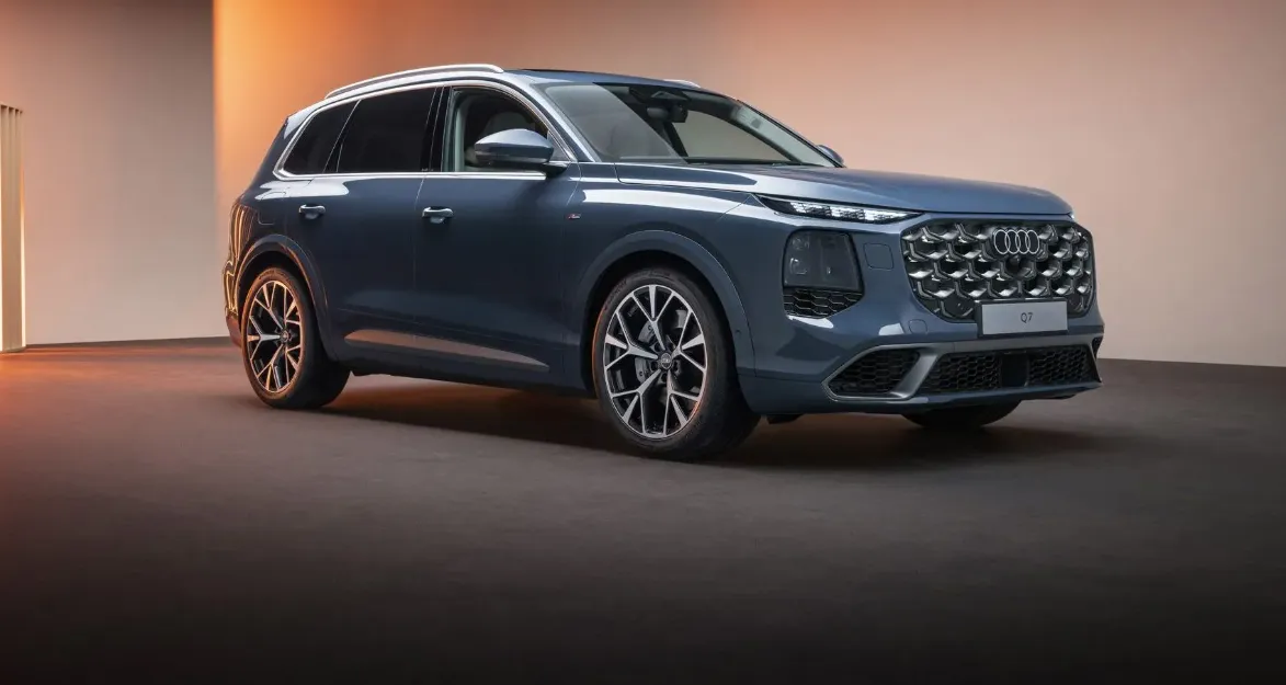 Компания Audi рассекретила обновленный кроссовер Q7