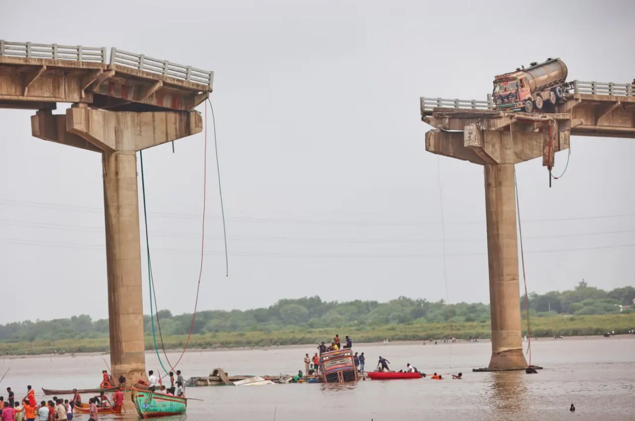 Un pod rutier cu zeci de persoane pe el s-a prăbușit în India
