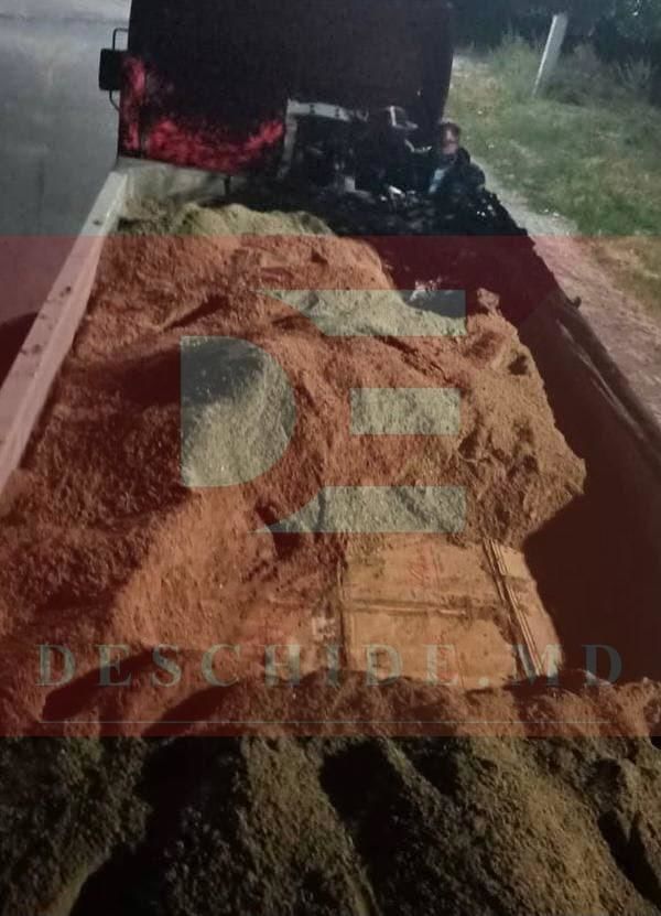 Таможенники выявили контрабандную партию сигарет в грузовике с песком: товара на €250 000