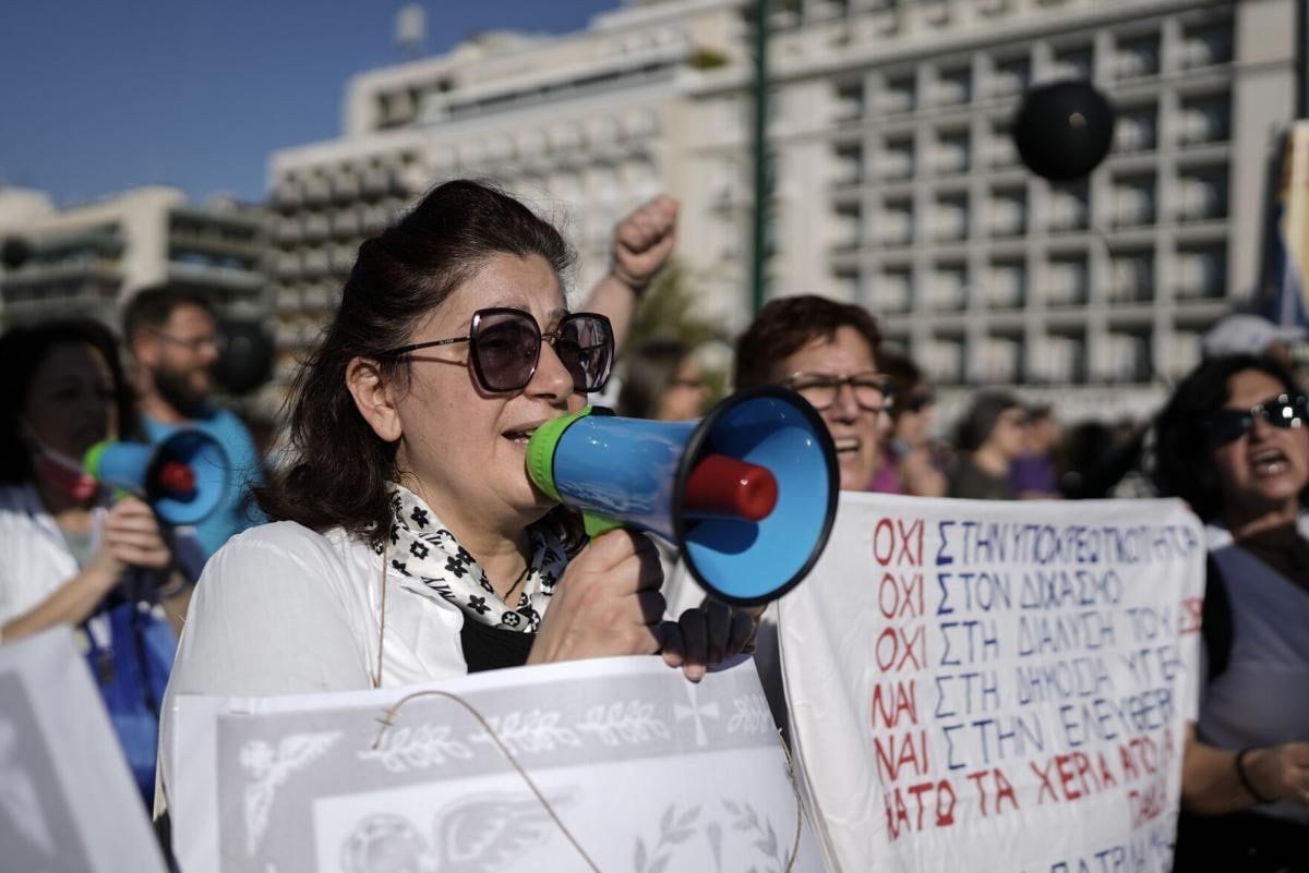 В Афинах медики и соцработников устроили митинг против обязательной вакцинации