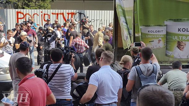 Под здание студии "Интер" в Киеве националисты привезли шины