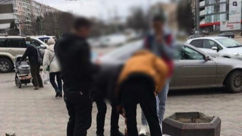 В столице оштрафовали мужчин: они пили пиво на улице из одной бутылки