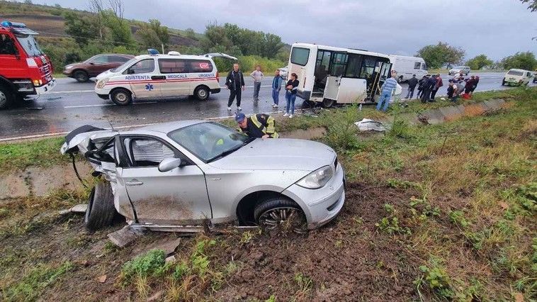 Водитель BMW, который врезался в микроавтобус, был сотрудником МВД