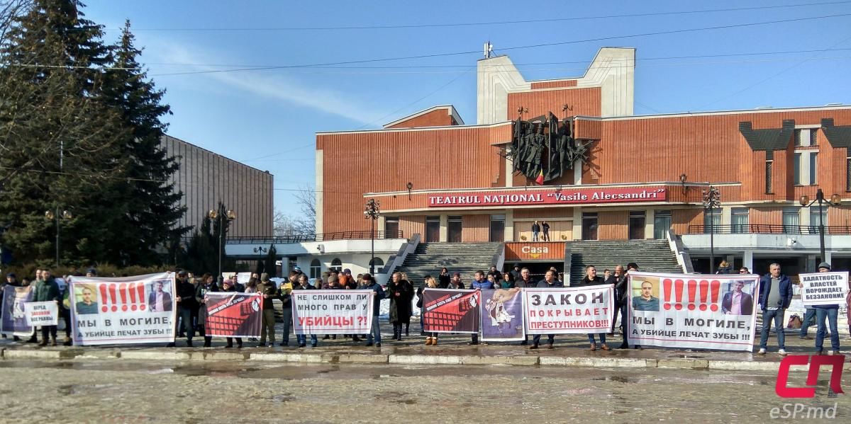 Друзья убитых в прошлом году бельчан протестовали против затягивания дела