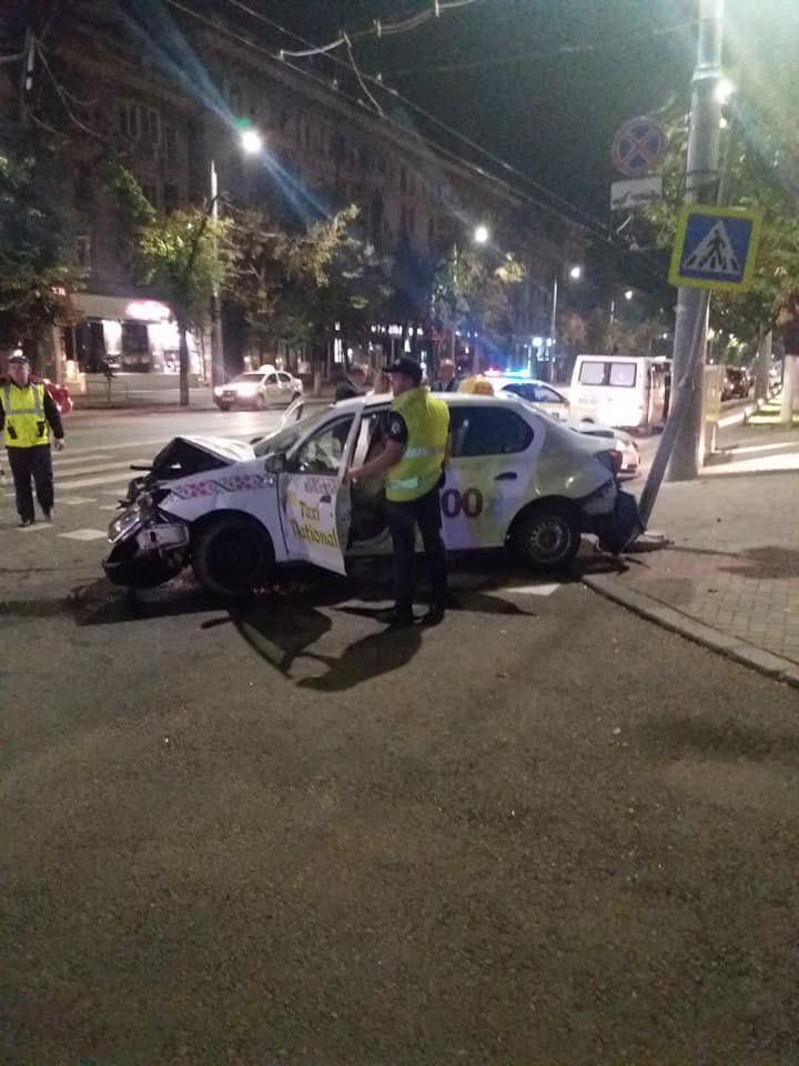Две женщины и мужчина пострадали в ночном ДТП с участием такси в центре столицы