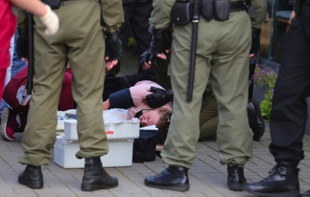 В Беларуси прошли массовые задержания на "Женском марше" протеста