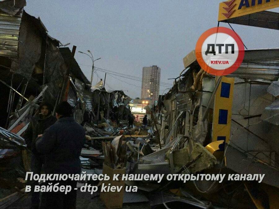 Трактористы в балаклавах уничтожили рынок в Киеве