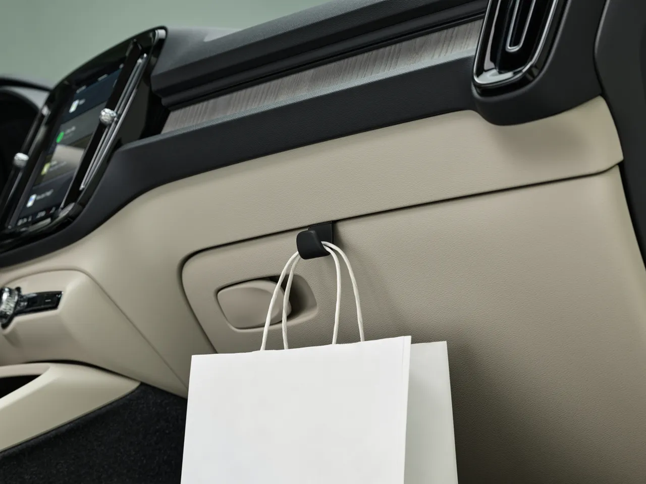 Откройте мир возможностей с Volvo XC40 в трех увлекательных версиях: бензин, гибрид и электро от 39 800 евро