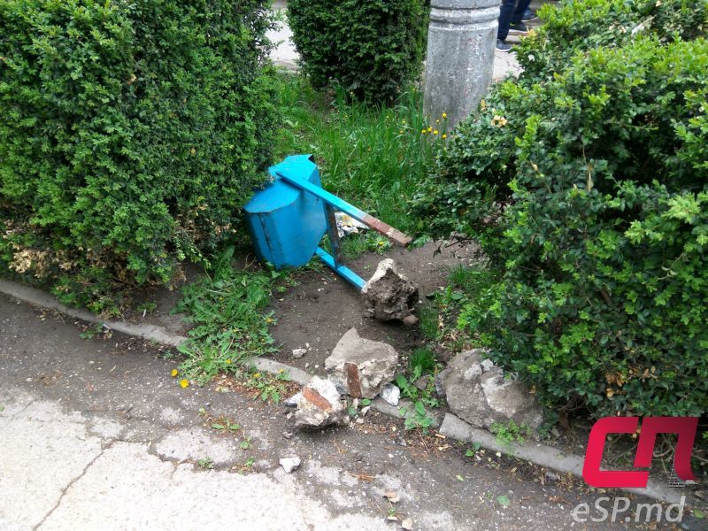 В Бельцах вандалы вырвали урны вместе с бетоном