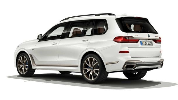 BMW представил самые мощные версии кроссоверов X5 и X7