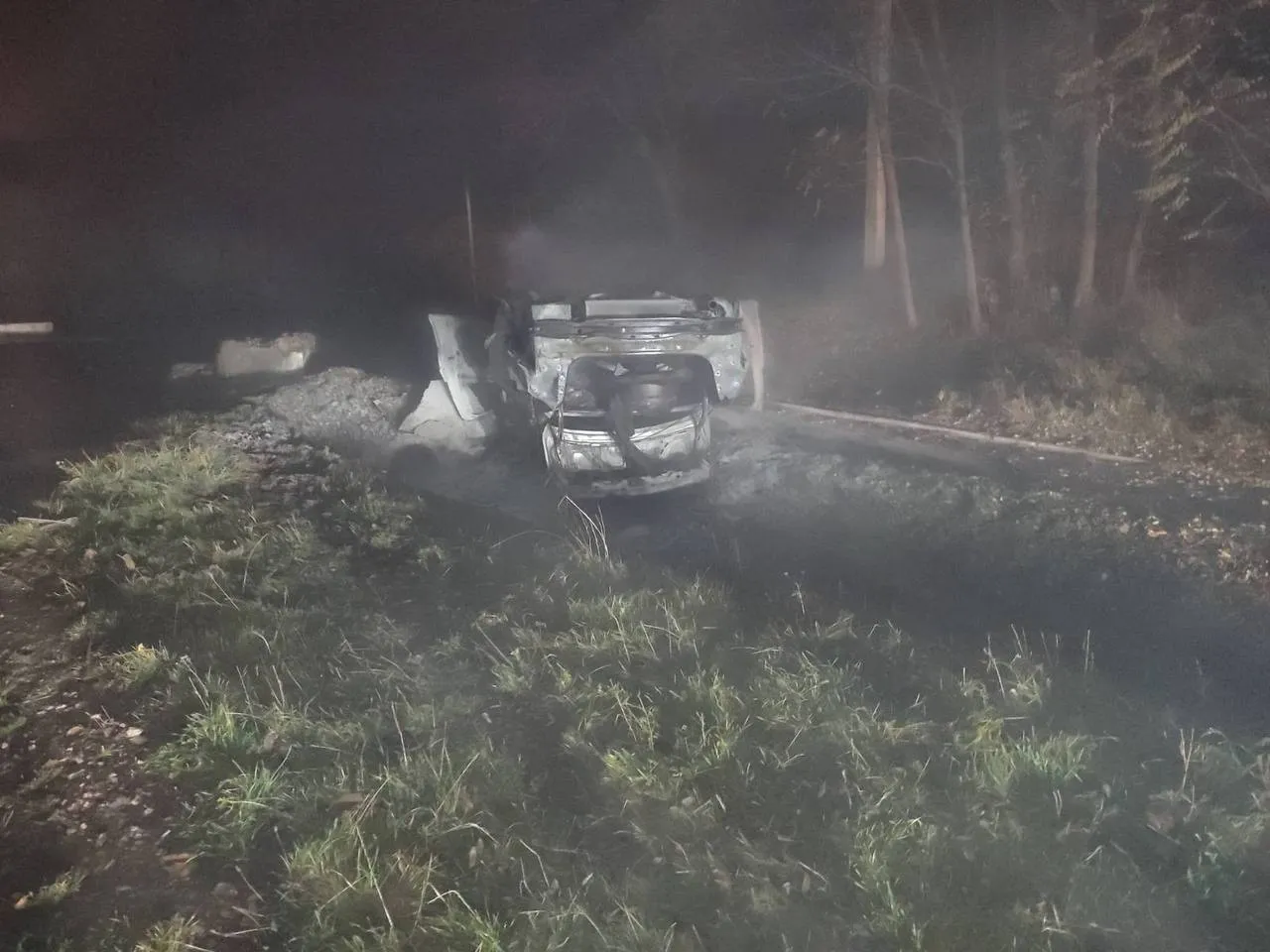 Un BMW s-a răsturnat și a luat foc la Edineț: Șoferul și pasagerul au supraviețuit în mod miraculos