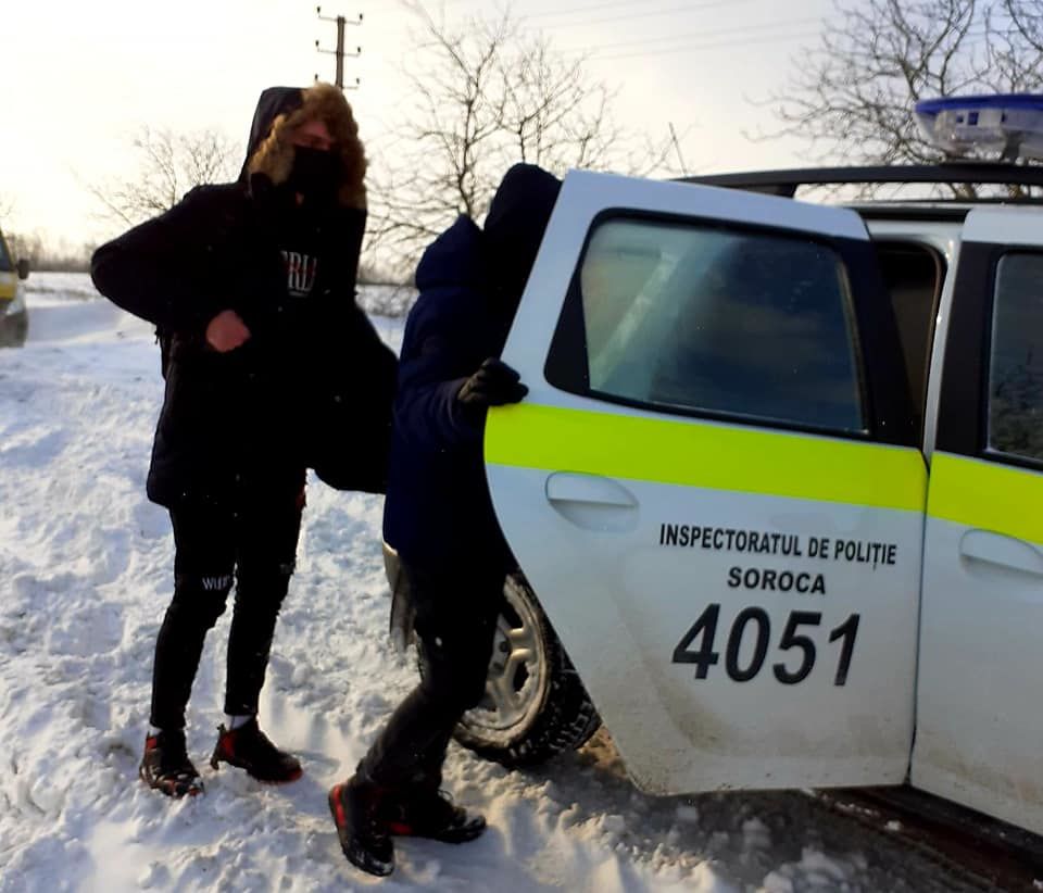 В Сороках в снегу застрял школьный автобус с 15 учениками