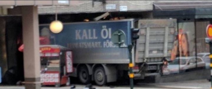 Un camion a lovit un grup de oameni, în centrul oraşului Stockholm: Trei persoane au murit