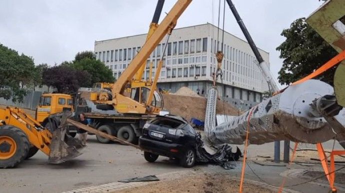 В Херсоне на Lexus рухнул гигантский флагшток, установленный ко Дню независимости Украины