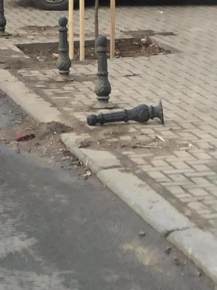Неизвестный снёс парковочный столбик в центре города
