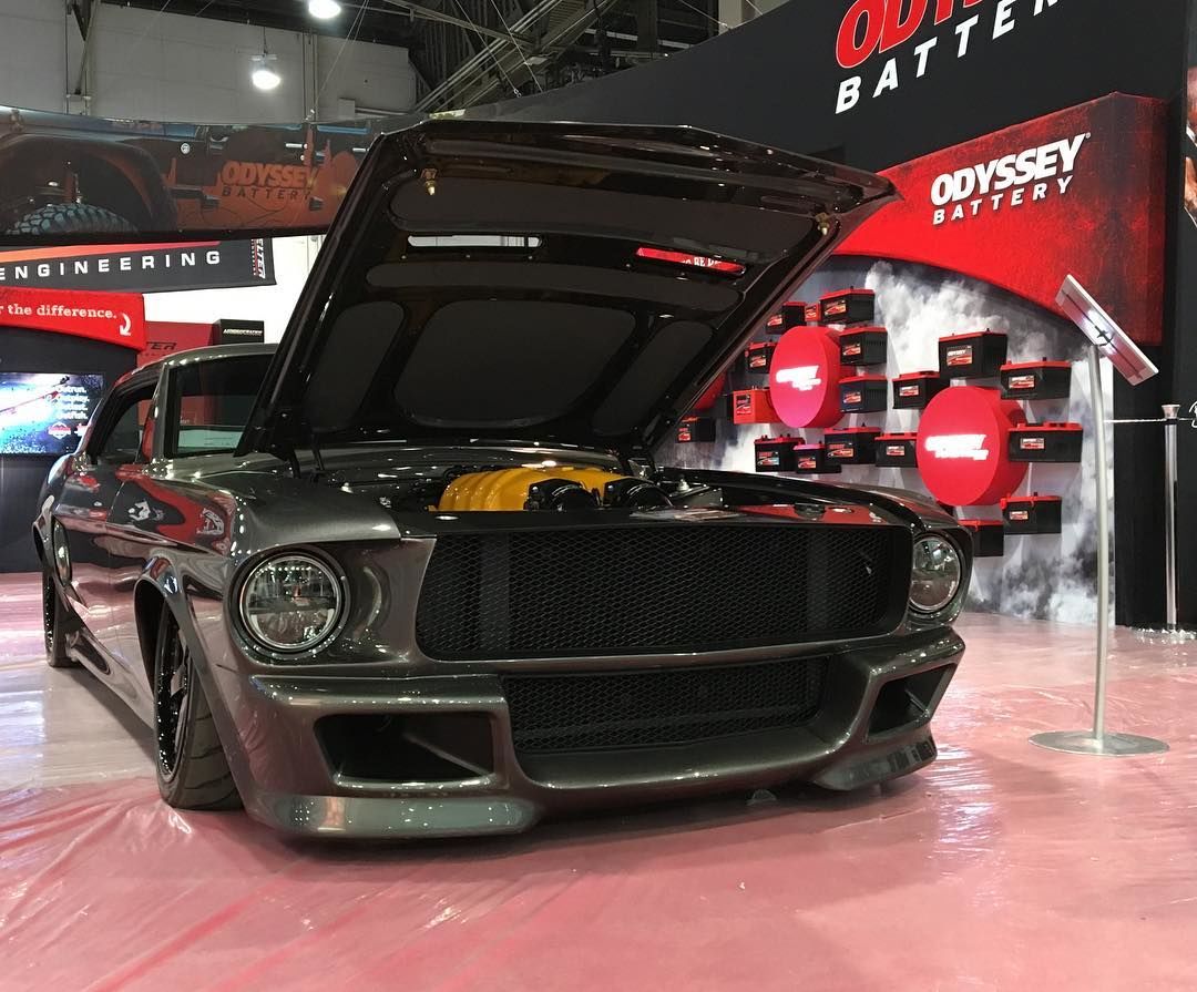 Американцы построили Mustang с двигателем от Ferrari