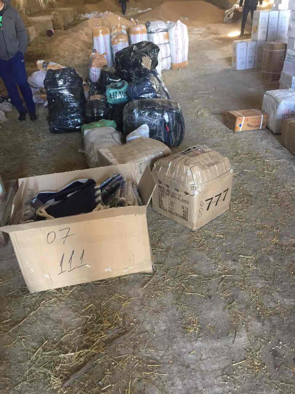 Сотрудники таможни и прокуроры задержали две группы контрабандистов