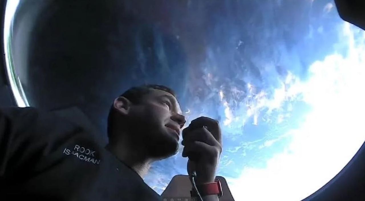 В SpaceX показали фото первых космических туристов на борту Crew Dragon