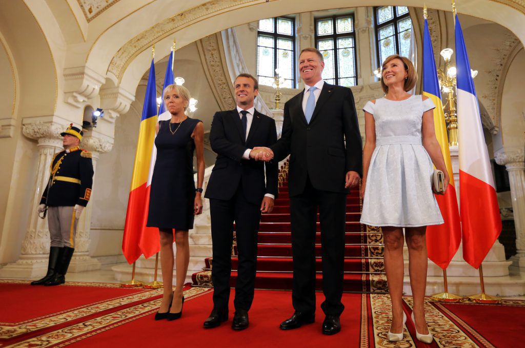 Primele Doamne ale Franței și României s-au întâlnit la București. S-au întrecut în eleganță