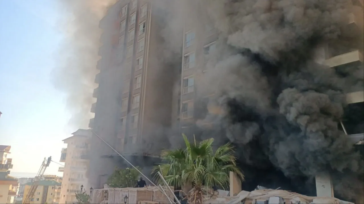 Крупный пожар в жилом доме в Турции попал на видео