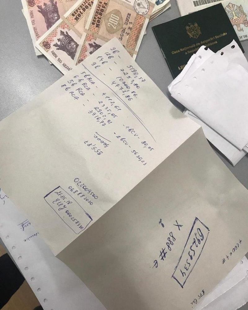 Задержанием трех человек завершились обыски в Управлении регистрации транспорта
