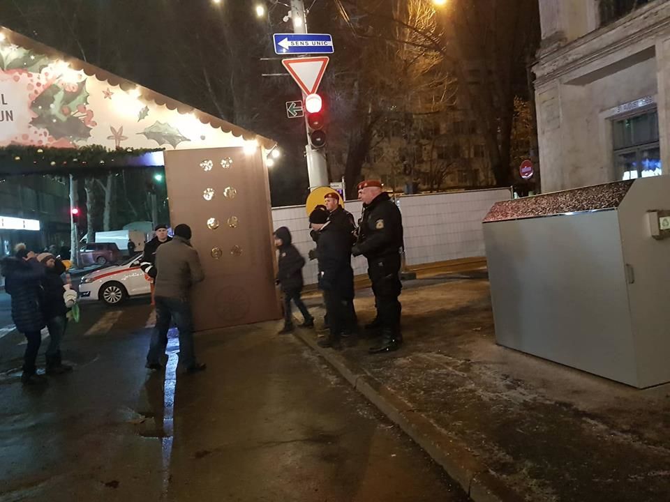 Открытие рождественской ярмарки охраняли полицейские с автоматами