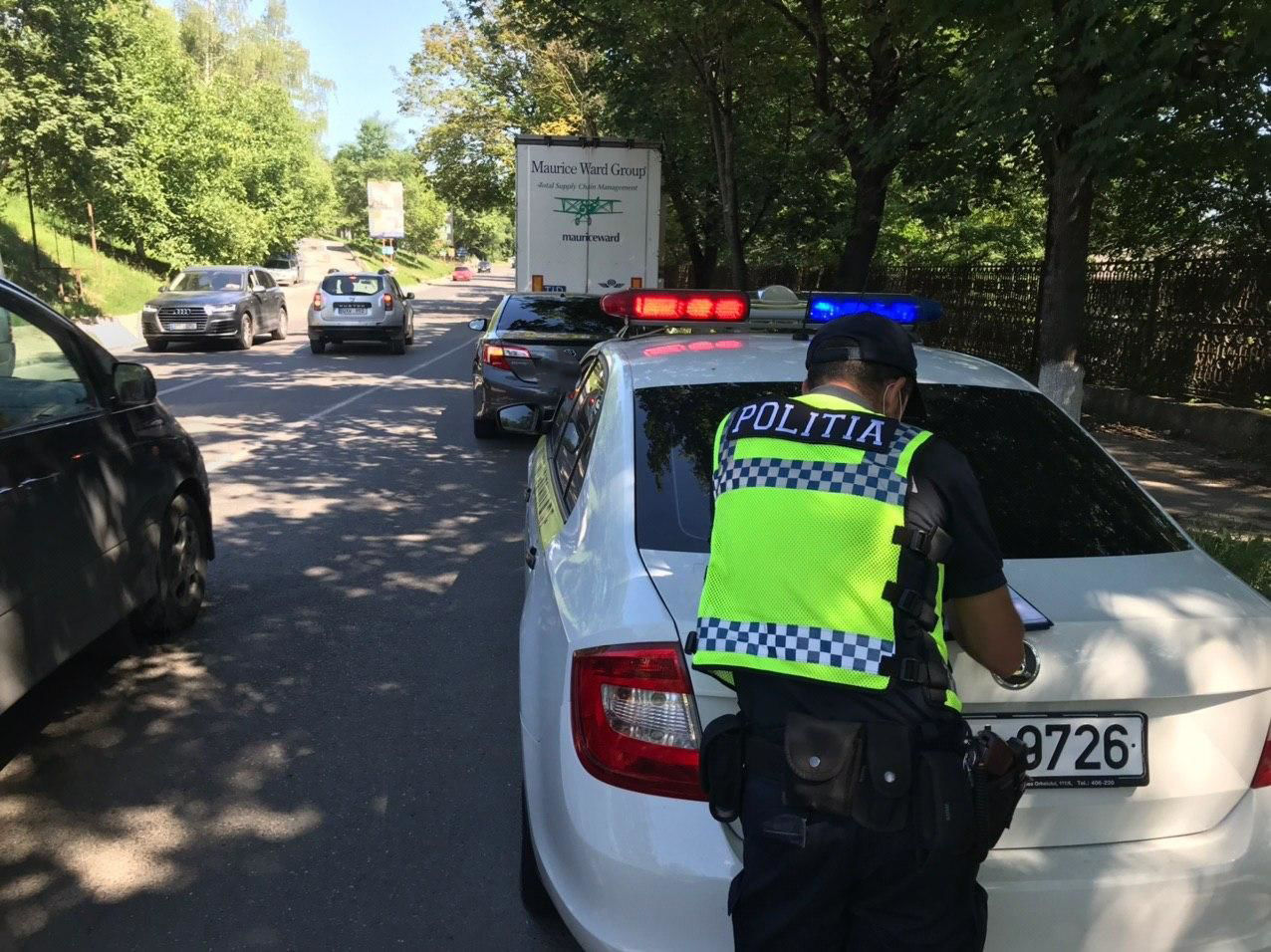 Полиция оштрафовала водителей грузовиков, блокирующих полосу движения на Петриканской
