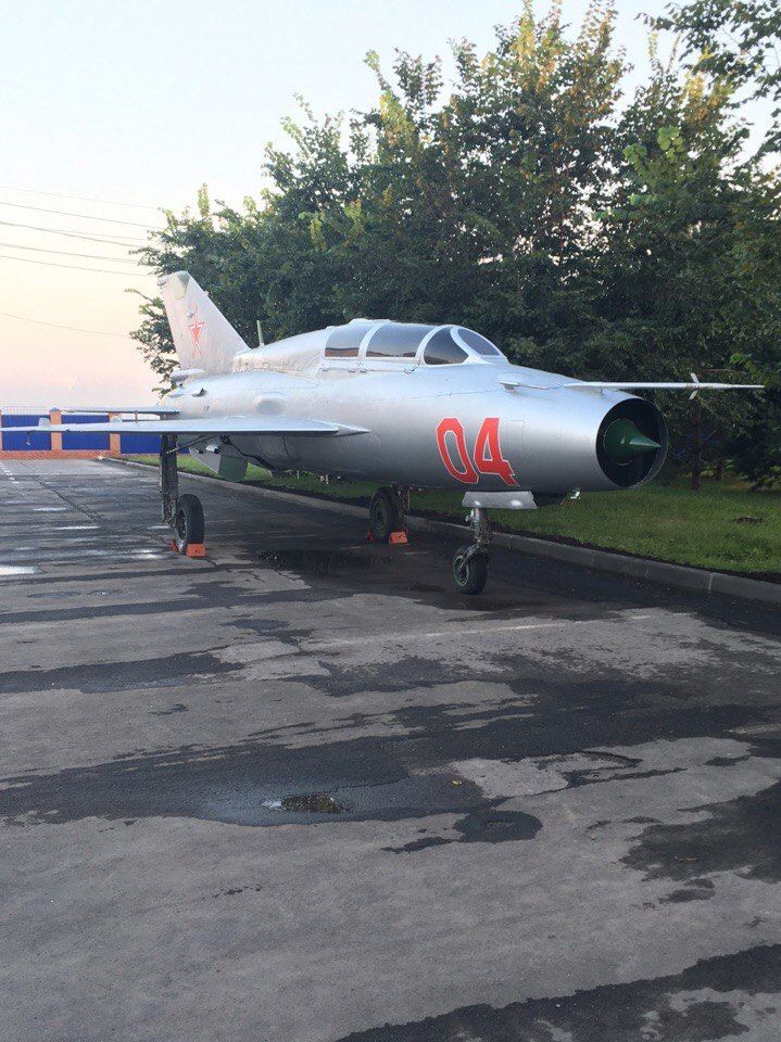 В аэропорту Кемерово рабочие уронили и сломали самолет пополам