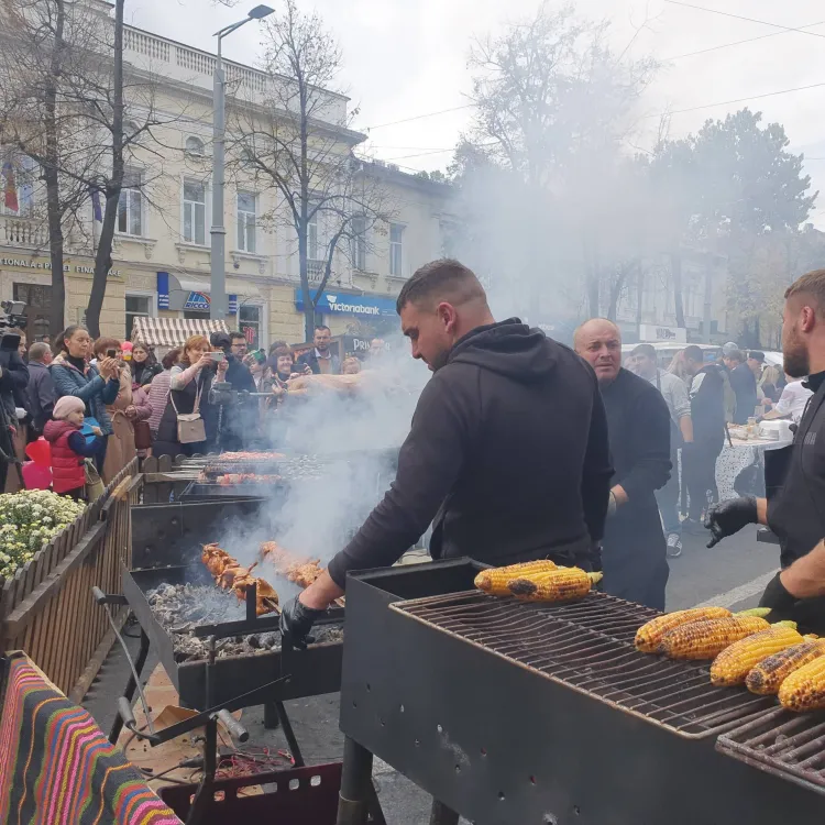 Праздник, музыка, еда: в центре Кишинева сотни людей отмечают День города