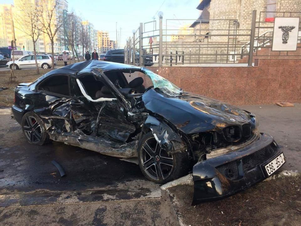 На Чеканах лихач на BMW протаранил несколько автомобилей