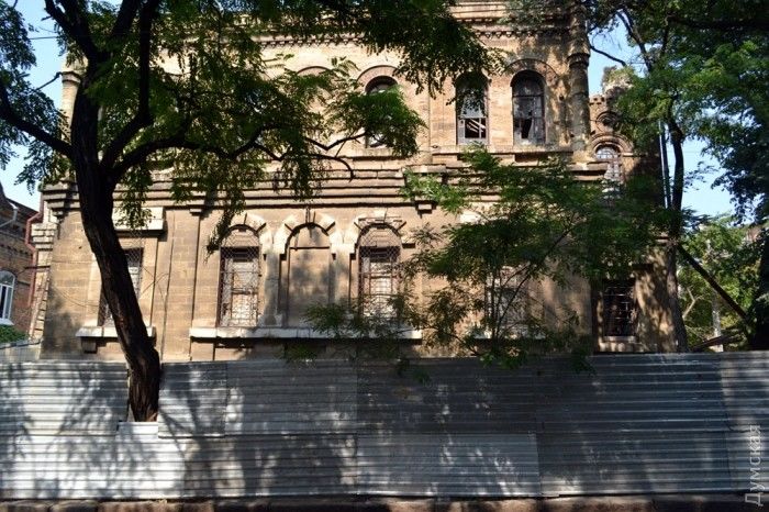 Руины Масонского дома обнесли забором: чтобы не растаскивали остатки здания