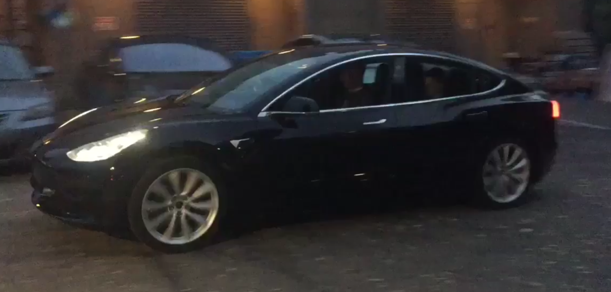 Илон Маск показал прототип Tesla Model 3