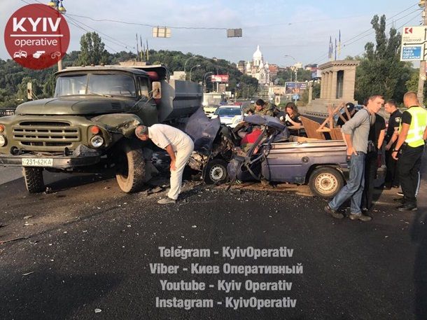 В Киеве грузовик раздавил авто, начиненное оружием
