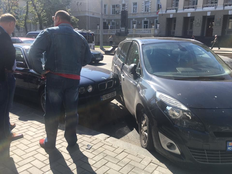 На бульваре Штефана чел Маре напротив здания МВД произошла авария