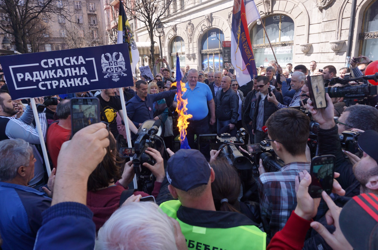 Демонстранты в Белграде сожгли флаги НАТО и ЕС