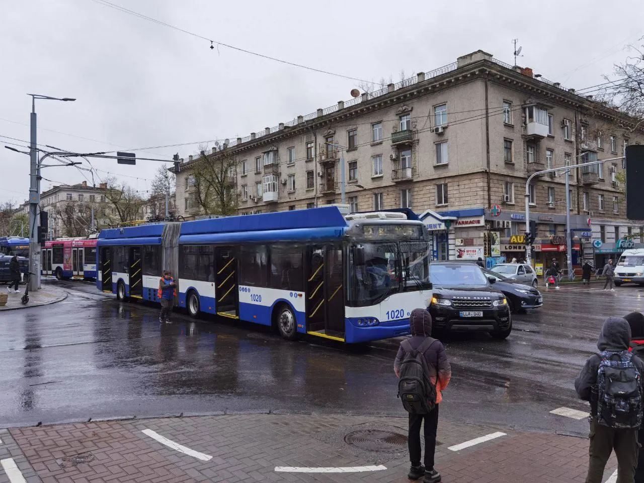 В Кишиневе произошло ДТП с участием троллейбуса: женщина доставлена в больницу