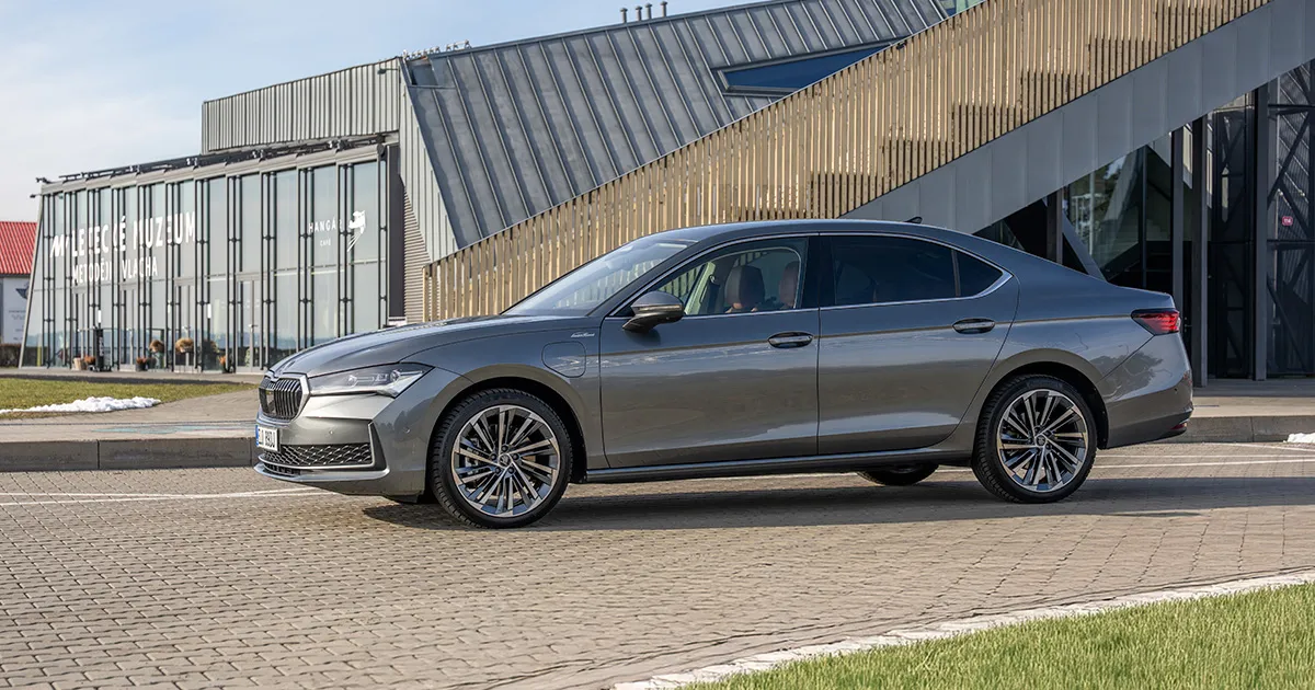 Regele spațiului și al drumurilor lungi: Škoda Superb celebrează 25 de ani de la lansarea generației modern