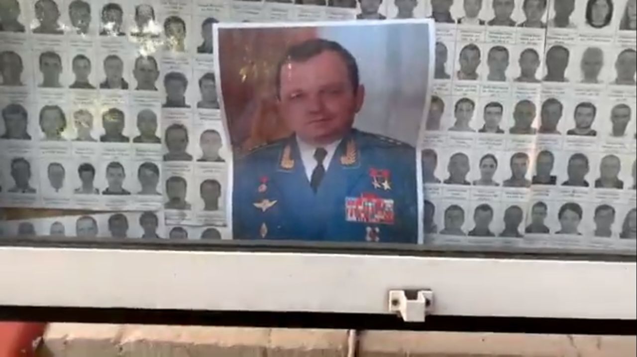 Усатый: Мою фотографию на стенде с разыскиваемыми преступниками заменили
