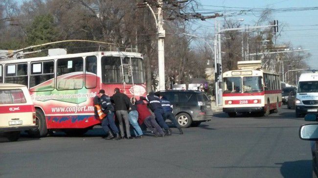 В центре Кишинева образовалась пробка из-за сломавшегося троллейбуса