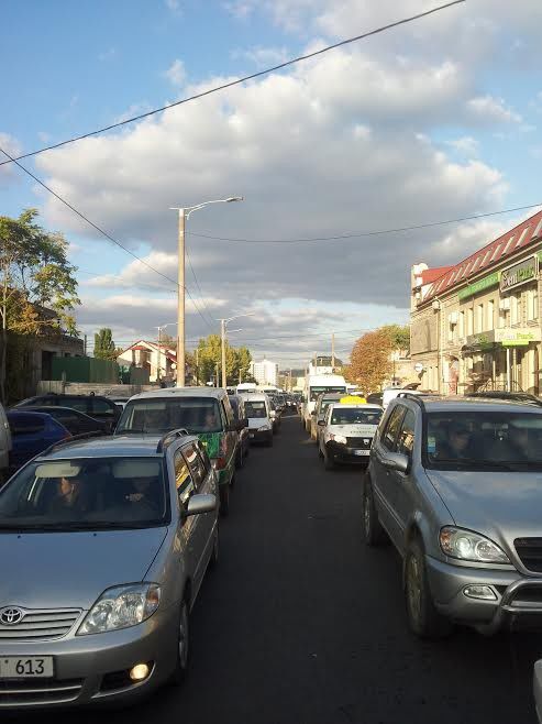 На многих улицах в центре Кишинева пробки