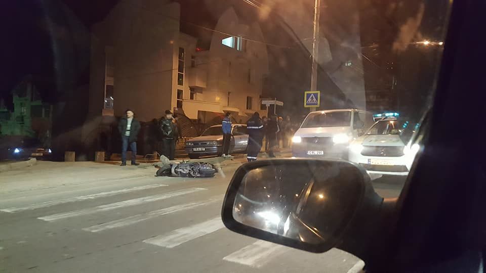 Accident în Capitală: Un tânăr, spulberat de pe moped