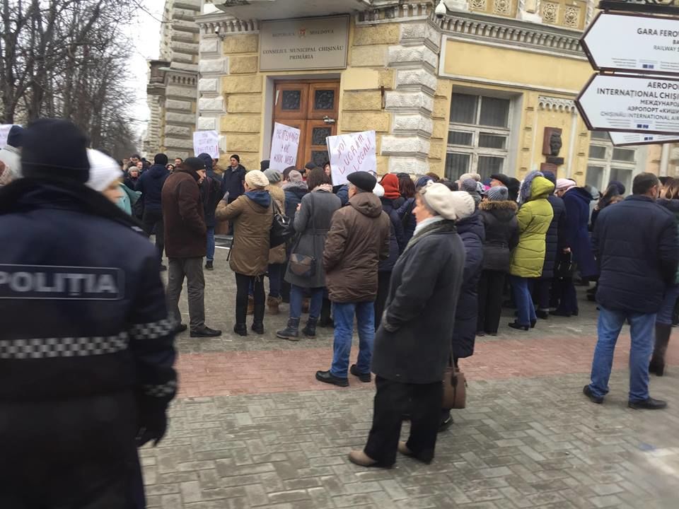 Сотрудники "Moldpresa" перед примэрией: Не лишайте нас работы