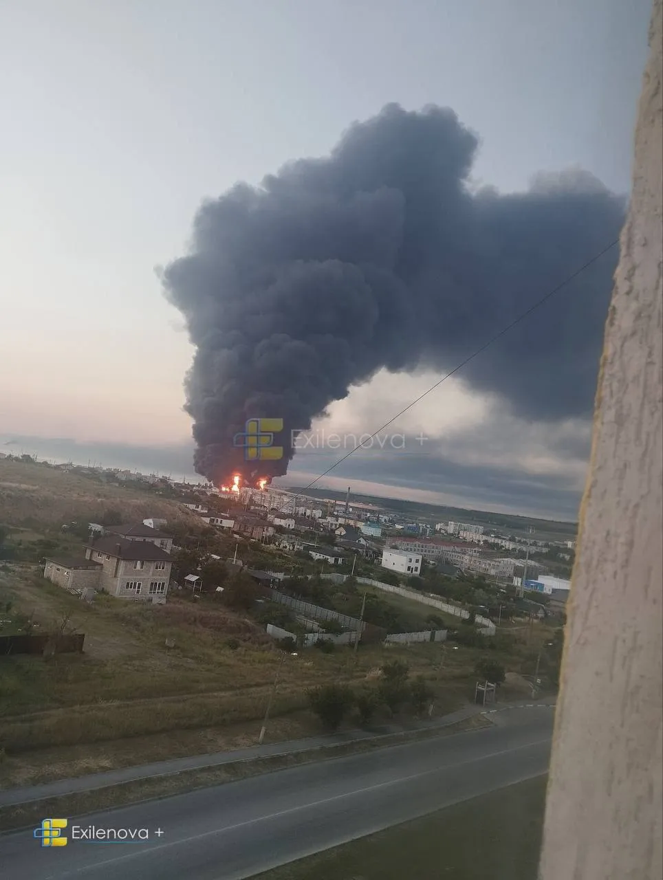 Дроны ВСУ атаковали Крым: сообщается о пожаре в порту Керчи